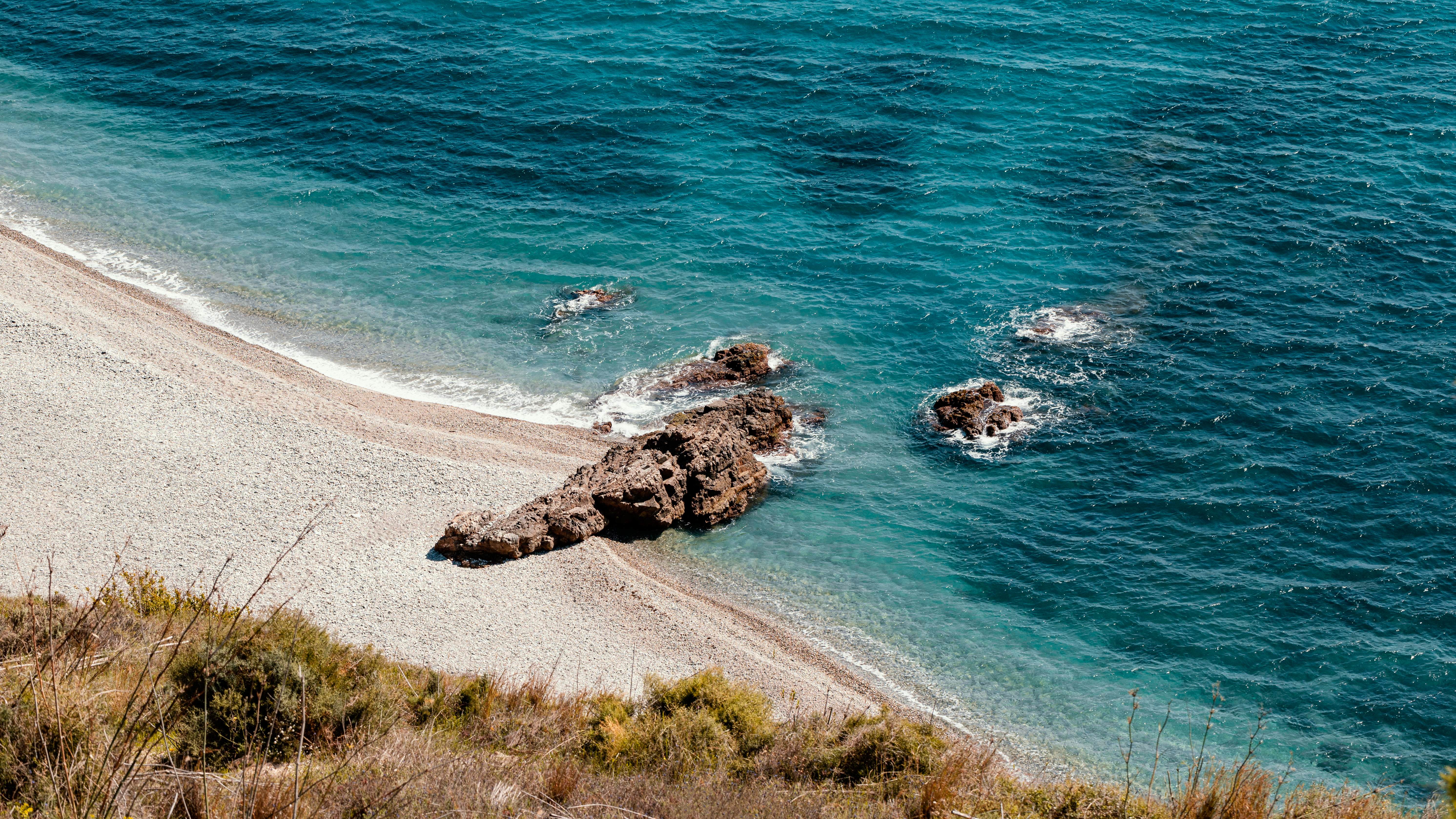 Wunderschöne Küstenansicht Marina di San Vito mit türkisfarbenem Wasser